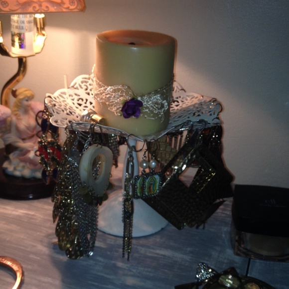 Cute white jewelry stand 💕
