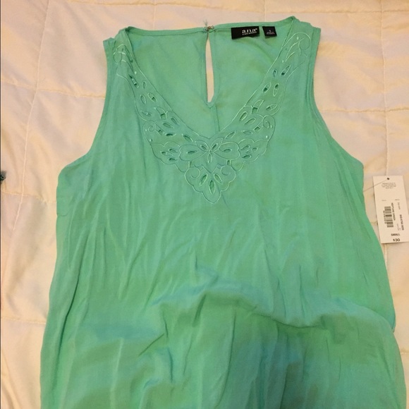 Cut top! Great for the the warm weather to come!☀️ - Picture 1 of 2