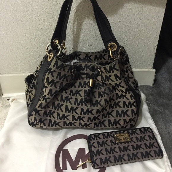 🔴SOLD🔴 Michael Kors Hobo & Matching Wallet Set - Picture 1 of 4
