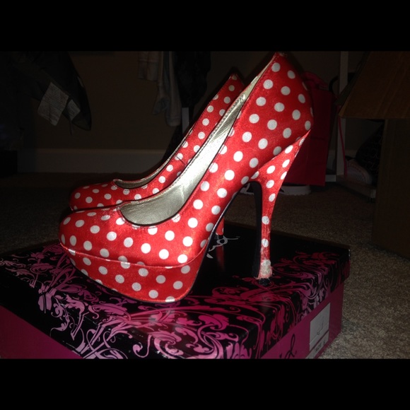 Heels - Picture 3 of 3