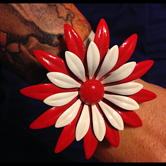 Vintage flower brooch on a 100% leather snap band