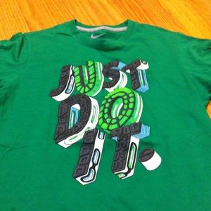 Boys nike green t-shirt in great condition!