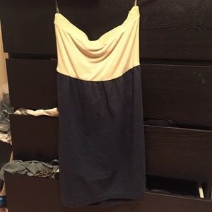 Flawless, casual, strapless dress with pockets.