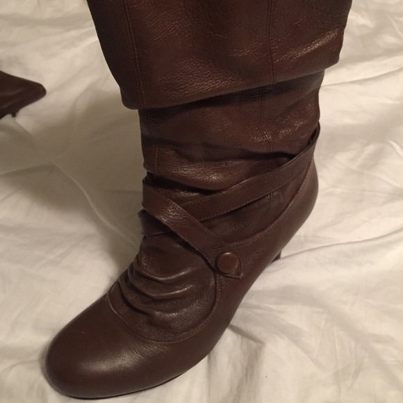 *SOLD* Brown high heel boots - Picture 2 of 4
