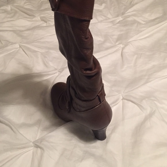 *SOLD* Brown high heel boots - Picture 3 of 4