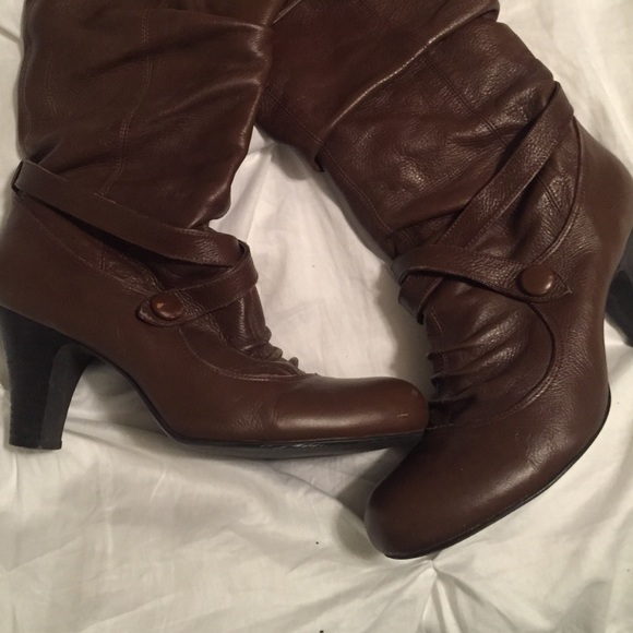 *SOLD* Brown high heel boots - Picture 4 of 4