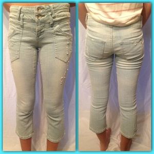 🆕 Light colored knee pants.