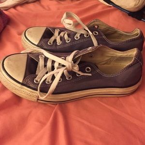 Navy blue low top converse