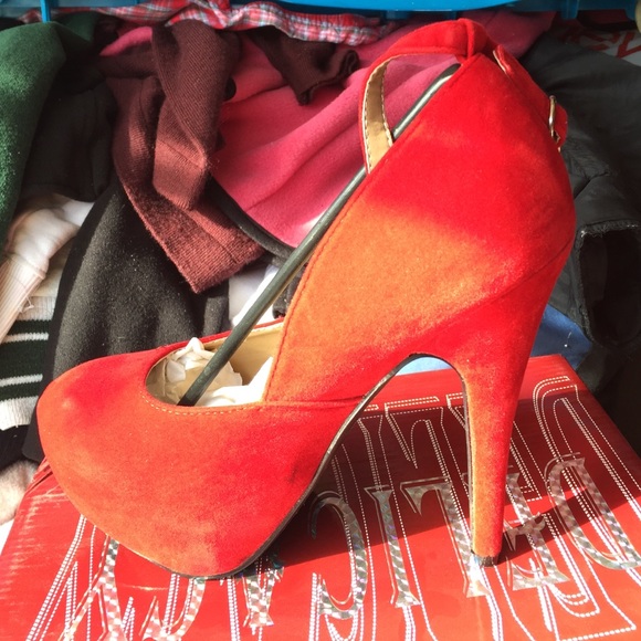 Red heels - Picture 2 of 4