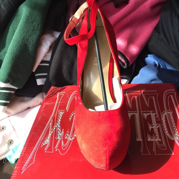 Red heels - Picture 3 of 4