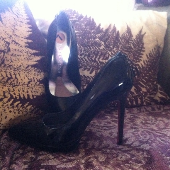 Paris Hilton black Stiletto pumps