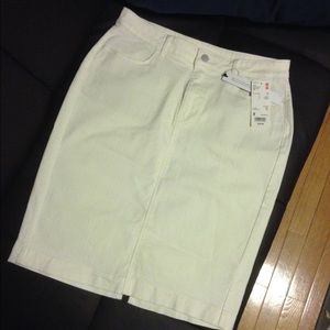 [uniqlo] NWT white stretch denim skirt