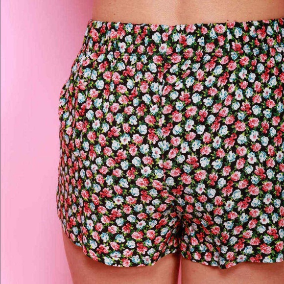 FLORAL PRINT SHORTS - Picture 2 of 3