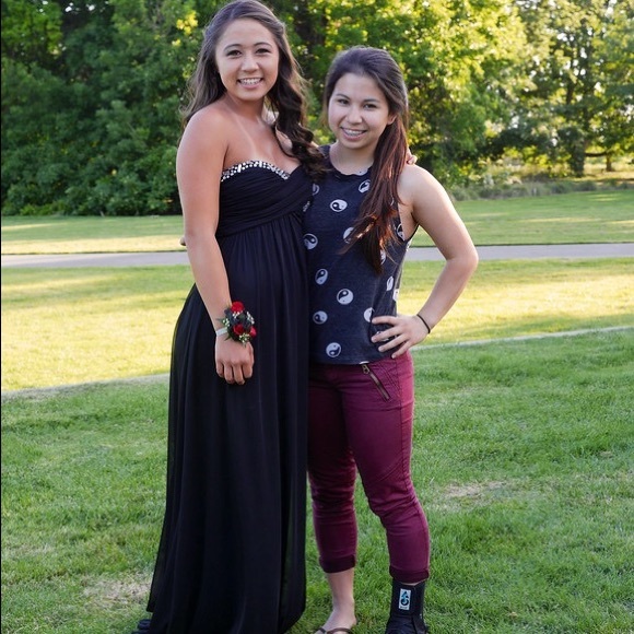 Black sequined floor lengthened prom dress