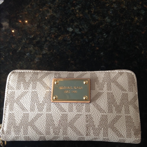 *~*~*~* Michael Kors Wallet*~*~*~*