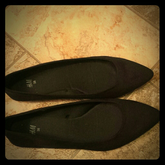 Pointed toe black flats