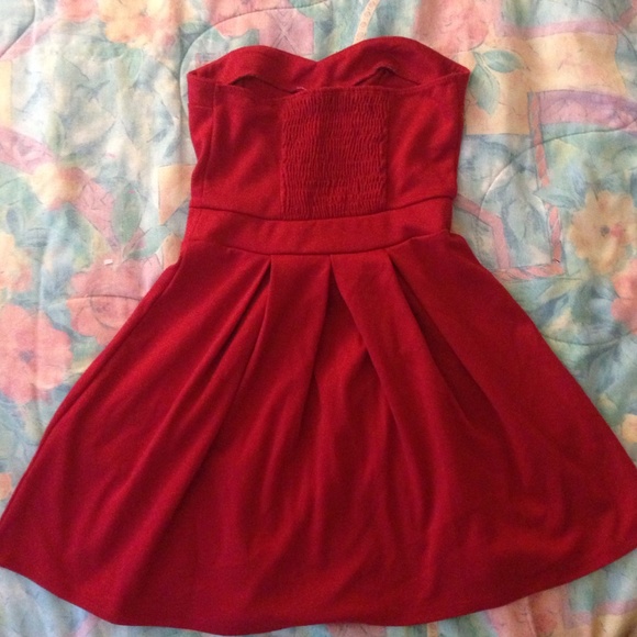 Red dress with sweet heart neckline - Picture 2 of 2