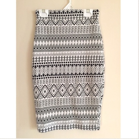 🚫BUNDLED🚫 Patterned Pencil Skirt - Picture 2 of 3