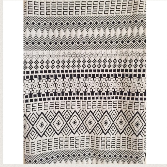🚫BUNDLED🚫 Patterned Pencil Skirt - Picture 3 of 3