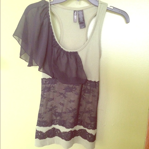 green tank with black lace - Picture 1 of 2