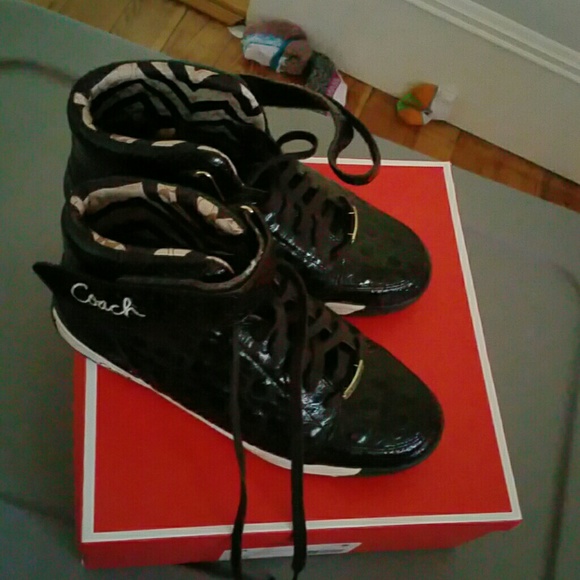 Tennis shoes