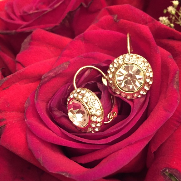 White stone and gold fashion earrings