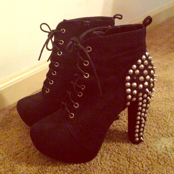 Spiked lita boots ☀️