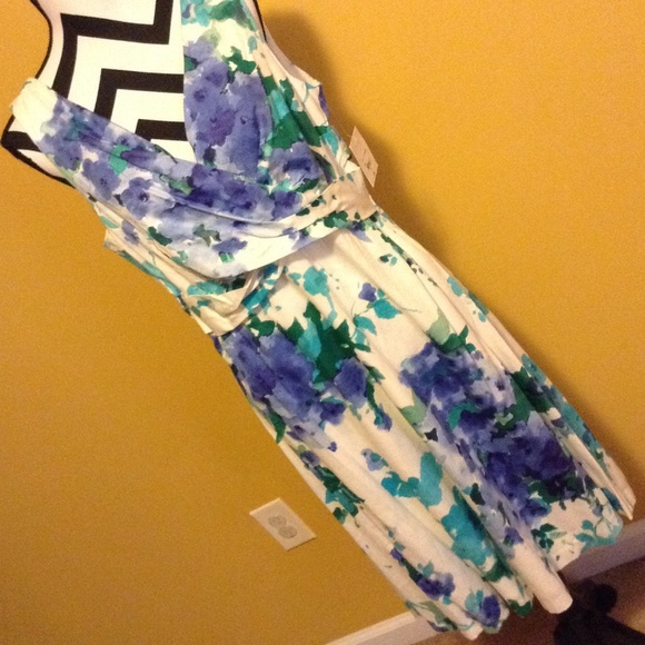 Liz Claiborne Dresses & Skirts - Nwt Liz Claiborne sz12  beautiful dress!