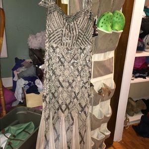 $110 on 🅿️🅿️ Adrianna papell gold prom dress