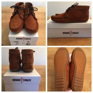 Minnetonka brown suede ankle boot (size 6)