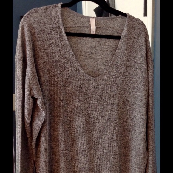 Jolie NWOT size M v-neck light knit sweater.
