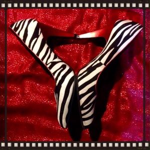 Dana Buchman Zebra and Red Pumps Size 7