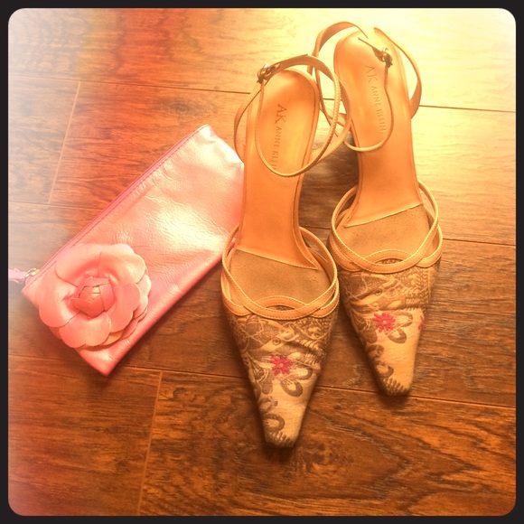 👠 Light pink Anne Klein kitten heels