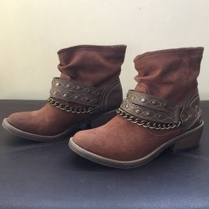 Beautiful short boots from buckle