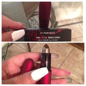 Rihanna Frost Lipstick   💄     M▪️A▪️C