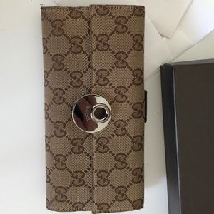 Gucci Continental Wallet!! Gucci Continental Wallet!!