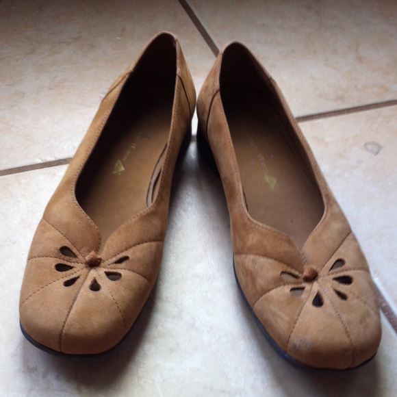 Easy Spirit Flats