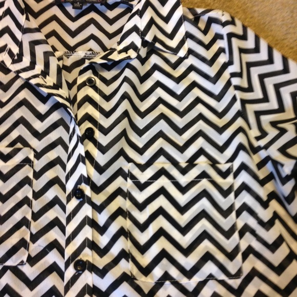 Black and white button-down chevron top - Picture 2 of 3