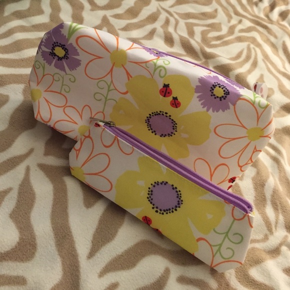 ❌BUNDLED WITH PURCHASE❌ NEW Clinique makeup bag.