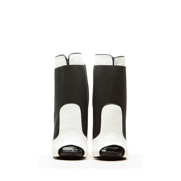 ❌SOLD❌Stylish Black and White Ankle Cuff Heels - Picture 3 of 4