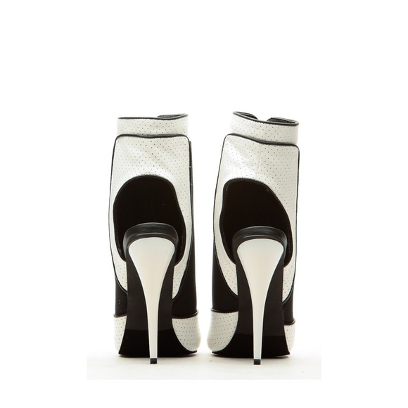 ❌SOLD❌Stylish Black and White Ankle Cuff Heels - Picture 4 of 4