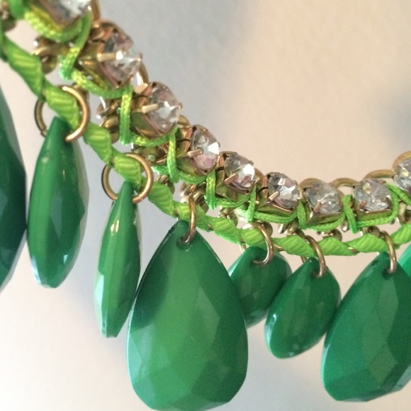 Green statement necklace - Picture 2 of 3