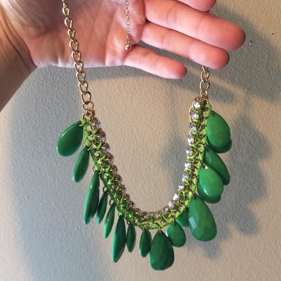 Green statement necklace - Picture 3 of 3