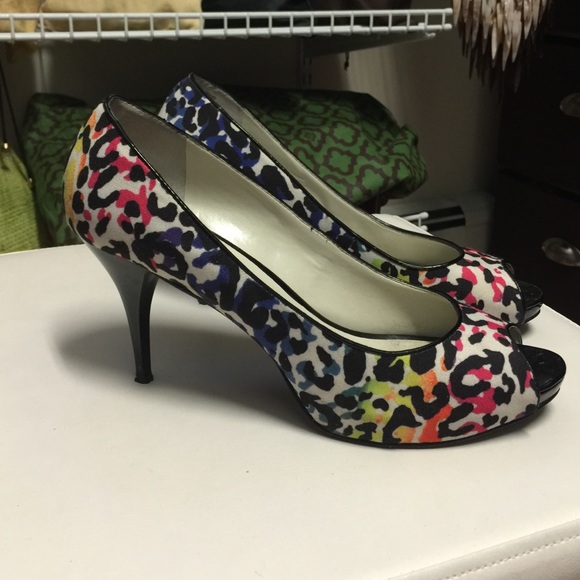 Nine West colorful leaped type print heel