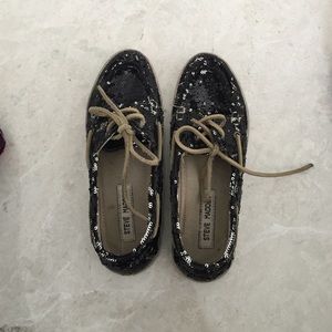 Steve Madden black sequenced yachtt shoes