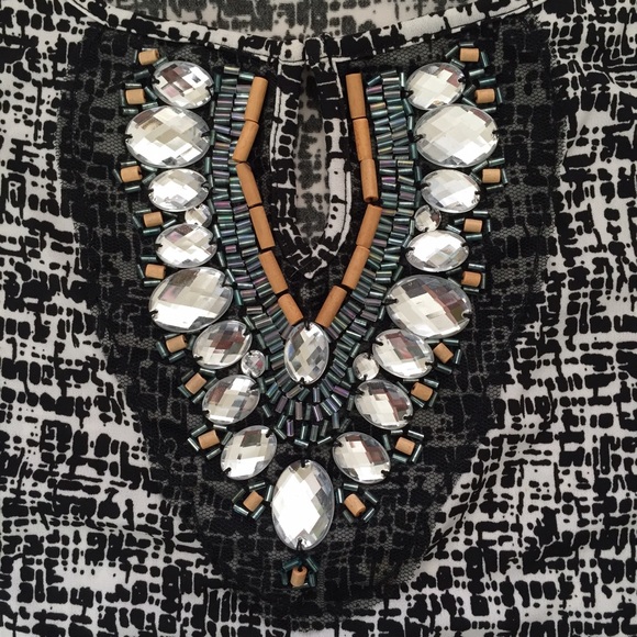 ♨️Black & White tank w/ Indian inspired beading - Picture 3 of 4