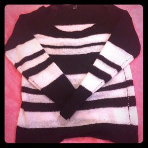 Adorable stripped sweater!