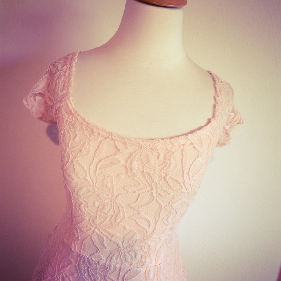 PALE PEACH SMALL STRETCH LACE DRESS - Picture 2 of 4