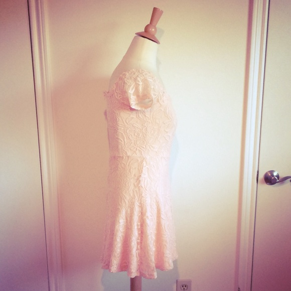 PALE PEACH SMALL STRETCH LACE DRESS - Picture 3 of 4