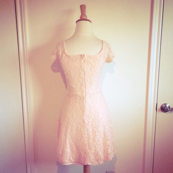 PALE PEACH SMALL STRETCH LACE DRESS - Picture 4 of 4